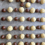 Boules de pâte et dattes avant le façonnage