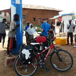 Ou comment créer le mythe que les muzungu ont besoin d'essence pour faire avancer leurs vélos...