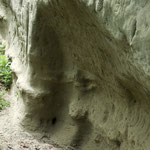 Die vielen Jahrhunderte haben in den alten Sandsteinfelsen, ein schönes Profil ausgehöhlt..