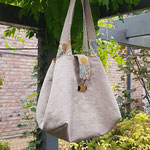 Stadttasche/Fahrradtasche Grundfläche 35x25 cm, h= 30 cm, außen Rolltuchleinen mit original Jugendstilknopf anno 1920, innen Baumwolle Motiv William Morris, zur Stabilisierung mit Bügelvlies, mit Innentasche, waschbar bis 40°C