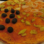 Pizza Quattro Stagioni (Oliven, Peperoni, Artischocken, Zwiebeln) mit veganem Teig und ohne Käse