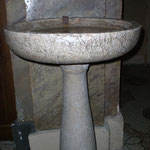Acquasantiera in pietra.
