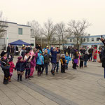 Vor dem eigentlichem Faschingszug brachte Dino die Kinder mit Gesang und Tänzen in Stimmung