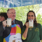 Beim Anstoßen befand sich mehr Schaum im Glas als Bier. Aber das besserte sich schnell