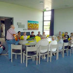 Die Besucher im Gemeindesaal der Gethsemanekirche