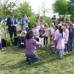 Kinder der LF-Schule Kl.  1a singen das Lied: Es tönen die Lieder"