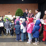 Mit dem Lied "Schalom" eröffneten die Kinder vom KiGa St. Sebastian mit Musikbegleitung die Feier