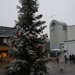 Der verschneite Weihnachtsbaum am Nikolaustag mit dem Weihnachtsengel