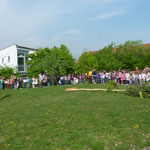 Aufstellung um den Baum: Links die Schüler der DKK-Schule, rechts die der Leonhard-Frank-Schule