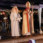 Der Nikolaus spricht zu den Kindern und stellte an die Kids auch einige Fragen