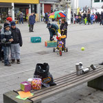 Büchsen-Umwerfspiel auf dem Marktplatz