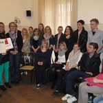 Die Vorsitzende des Bürgervereins überreicht an das Team eine Schachtel Mon Cheri und eine Urkunde