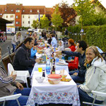 Die Bewohner der Dundeestraße waren eingeladen. Sie brachten selbst ihr Essen, Tische u. Stühle zum Straßenfest mit