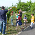 Einzug der Kinder durch den geschmückten Bogen