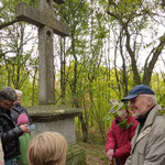 Rast am 1760 errichteten Caravanca-Kreuz. Von dem Mitwanderer Herrn Fley (rechts im Bild) erhielten wir hierzu interessante Infos