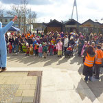 Zahlreiche Kinder kamen 20. Februar mit Begleitung um 14.°° zum Place de Caen