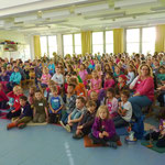 Die Kinder singen zur Einleitung das Leonhard-Frank-Schullied