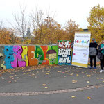 Vor der Mittelschule befindet sich das Bild zu Art. 14 (Recht auf Asyl)