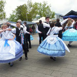 Auftritt der Banater Schwaben in ihrer Festtracht