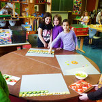 Die Kinder schneiden von Obst u. Gemüse hauchdünne Scheiben und legen diese auf eine Glasplatte