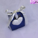 Art. 8 E-Borsettina blu con nastrino e gesso cuore