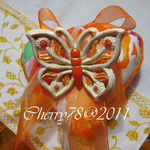 Farfalla di gesso ceramico rifinica con acrilici e spray glitter oro