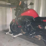 support fixe pour bien caler la moto dans le conteneur 
