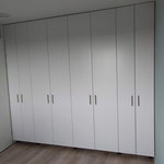 Door stefig op maat gemaakte inbouwkast met gladde deuren. Gemonteerd in Dordrecht.