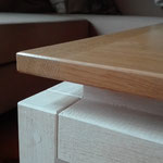 Door stefig op maat gemaakte salontafel van massief eiken met wit modern onderstel. Geplaatst in Ridderkerk.
