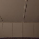 Door stefig op maat gemaakte kast onder schuin dak met push open draaideuren. Gemonteerd in Barendrecht