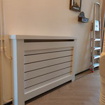 Door stefig op maat gemaakte radiator ombouw met horizontale latten. Gemonteerd in Denk Haag.