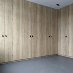 Door stefig op maat gemaakte inbouwkast met eiken replica deuren. Gemonteerd in Rhoon.