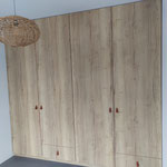 Door stefig op maat gemaakte inbouwkast met eiken replica deuren. Gemonteerd in Rhoon.