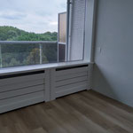 Door stefig op maat gemaakte radiator ombouw met horizontale latten. Gemonteerd in Ridderkerk.