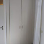 Door stefig op maat gemaakte inbouwkast met gladde deuren. Gemonteerd in Barendrecht.
