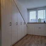 Door stefig op maat gemaakte kastenwand onder schuin dak. Gemonteerd in Ridderkerk.