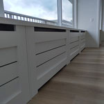 Door stefig op maat gemaakte radiator ombouw met horizontale latten. Gemonteerd in Ridderkerk.