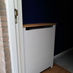 Door stefig op maat gemaakte radiator ombouw met plankenpatroon en massief eiken bovenblad. Gemonteerd in Gouda.