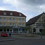 Links die Gaststätte und Hotel Ratskeller und rechts der ehemalige Möbelladen Freese. Hinter dem Haus befand sich auch gleich die Möbelwerkstatt Freese.