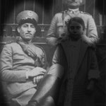 1935 Davanti la beccheria comunale in Piazza del Popolo, i vigili (da sx) Cervino e Cei