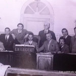 Il pretore con gli avvocati di Corigliano. Tra gli altri, L. Federico; A. Catalano; G. Cimino; G.Leonetti; Gallerano; M. Policastri; Bonadio; B.Arena; P. Cimino