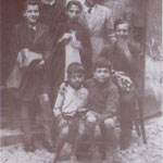 1944 in Corso P.Umberro n. 40 (futura bottega di mastro Tonino Candia) Un gruppo di sarti:da sx, Totonno Guidi,Colatarci,Tonino Gallina,Luigi Ortale e Mario Avolio; seduto a dx il piccolo Francesco(Ciccillo) Guidi