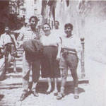 Anni '50 Curti Maddalena, famosa come "Donna Lena", davanti al suo negozio di merceria ai piedi della "scalilla"