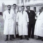 1953 Davanti l’ingresso del vecchio ospedale(da sx,i medici, Francesco Aiello, Antonio Viteritti, Mario De Santis(direttore) (Casimiro Nigro) e Giuseppe Garasto