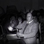 1975 Francesco Taranto nella sua cantina(con giovani comunisti)