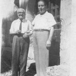 1948 Via Roma (davanti la loro bottega," i sutta l'archi") a sx Tommaso Mingrone col figlio Leonardo, entrambi bravi calzolai