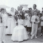 Anni '60-In P.zza S.Francesco Elmore Ortale accompagnata dal padre Luigi si avvia in chiesa per sposare Antonio Benvenuto