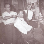 1955 Totonno Berardi (detto Salamone) a lavoro nel suo salone