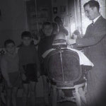 1959 "mastro" Mario Montillo nel suo salone in Via Tricarico("a ra gghjiazza")