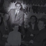 Fine anni '50 Il calzolaio Aldo Polino nella sua bottega "La Rapida" a San Antonio una domenica pomeriggio per una partita a carte con amici